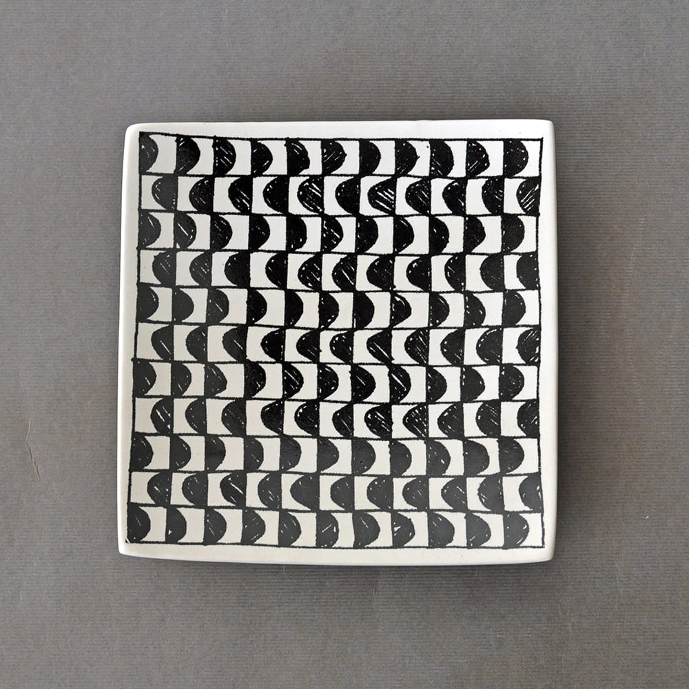 Black & White Semicircle maze Platter