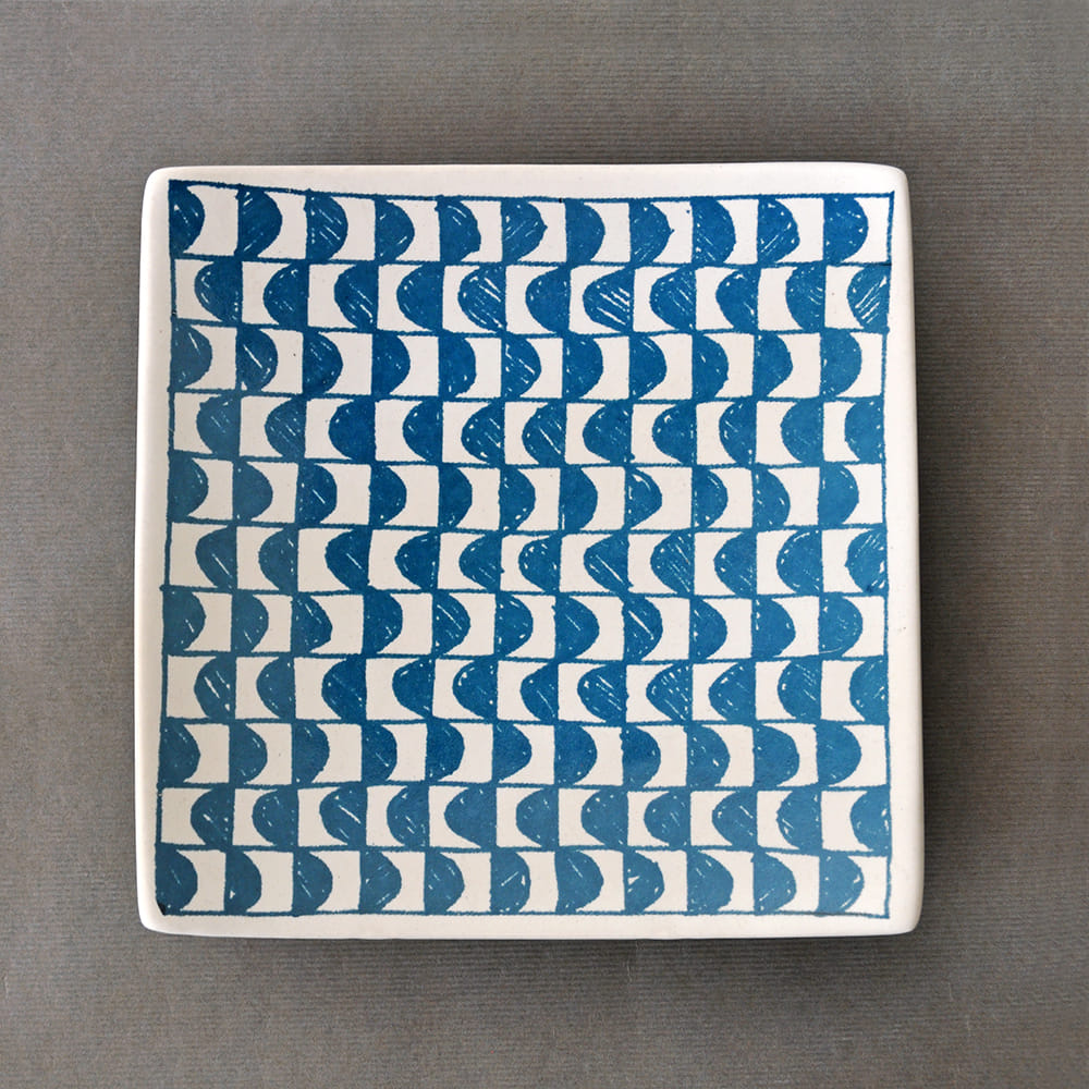 Blue & White Semicircle maze Platter
