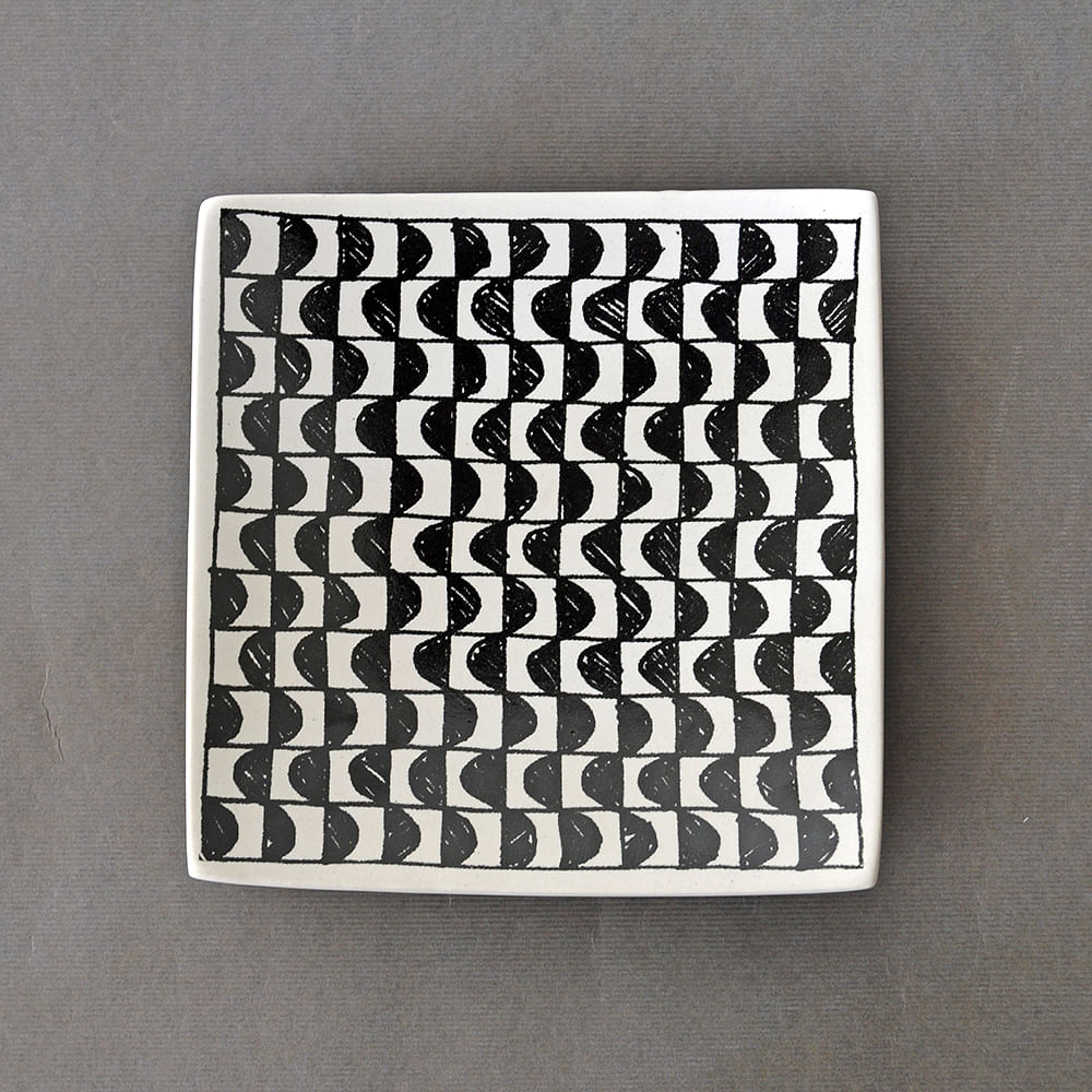 Black & White Semicircle maze Platter